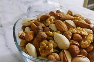 Participants with type 2 diabetes were randomly assigned to a full-dose nut diet, full-dose muffin diet, or half-dose nut diet. Participants with type 2 diabetes were randomly assigned to a full-dose nut diet, full-dose muffin diet, or half-dose nut diet.